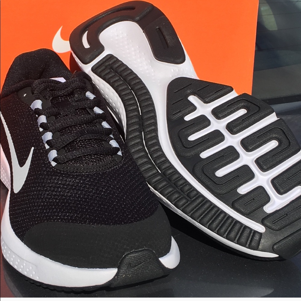 New Women’s Nike Sneaker. ❤️❤️❤️❤️❤️ - Picture 4 of 4